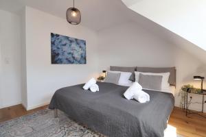 a bedroom with a large bed with two pillows at helloYOU apartments I Wohntraum am Wasser I Zentral I Parkplatz I Nahewein in Bad Kreuznach