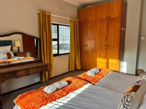 Un dormitorio con una cama grande y una ventana. en Crescent Corner Vacation Home, en Ciudad del Cabo 13 fotos más