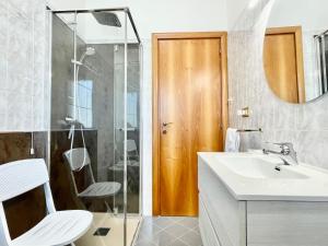 Koupelna v ubytování Spazioso e vicino al mare - Casa MareBlu + 13 fotografií