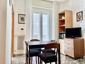 TV a/nebo společenská místnost v ubytování Spazioso e vicino al mare - Casa MareBlu