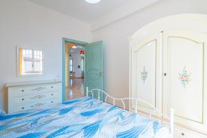 A bed or beds in a room at Villa delle Rose