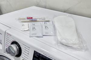 pralka z plastikową torbą na górze w obiekcie Комфортные апартаменты возле больницы УДП w mieście Astana