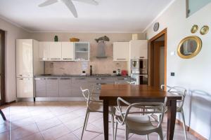 Kuchyňa alebo kuchynka v ubytovaní Alessandra 2 Apartment by Wonderful Italy