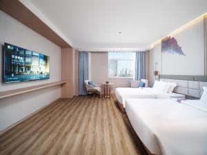 Un pat sau paturi într-o cameră la Elong Hotel City Hall Branch