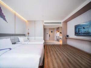 Un pat sau paturi într-o cameră la Elong Hotel City Hall Branch