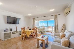 ein Wohnzimmer mit Sofa und Tisch in der Unterkunft Tantulia bungalow El Conde 2 rooms in Adeje