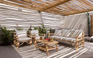 Un patio con un sofá y sillas y una mesa. en Ella Sun mini villa, en Eilat 64 fotos más