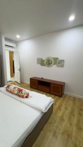 a bedroom with a bed and a table in it at Căn Hộ 2 PN Ocean-vista in Ấp Phú Tịnh (2) +13 photos