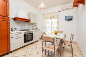 Kuchyň nebo kuchyňský kout v ubytování Da Lorenzo Apartment Alcantara