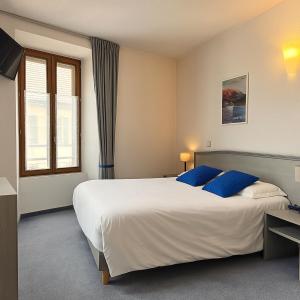 Postel nebo postele na pokoji v ubytování Hôtel de Genève et Restaurant , Faverges-Seythenex