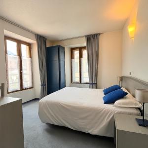 Postel nebo postele na pokoji v ubytování Hôtel de Genève et Restaurant , Faverges-Seythenex