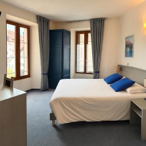 Postel nebo postele na pokoji v ubytování Hôtel de Genève et Restaurant , Faverges-Seythenex + 37 fotografií
