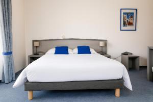 Postel nebo postele na pokoji v ubytování Hôtel de Genève et Restaurant , Faverges-Seythenex