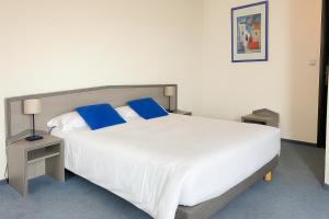 Postel nebo postele na pokoji v ubytování Hôtel de Genève et Restaurant , Faverges-Seythenex