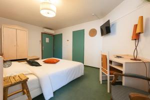 Postel nebo postele na pokoji v ubytování Hôtel de Genève et Restaurant , Faverges-Seythenex