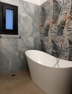 Bilik mandi di Villa Mimosa with private swimming pool