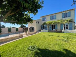 a house with a green lawn in front of it at Très beau mas provençal entièrement rénové Piscine & SPA entre Dentelles & Ventoux in Violès