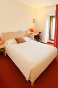 Postel nebo postele na pokoji v ubytování Hôtel de Genève et Restaurant , Faverges-Seythenex
