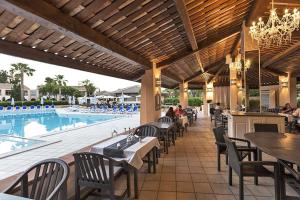 Πισίνα στο ή κοντά στο Cozy 2-room beachfront Résidence Sognu Di Mare Casa Serenita