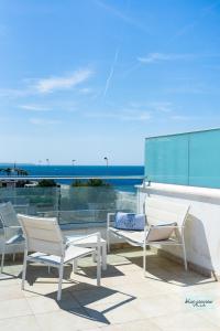バーリにあるBlue Seaview Villaの屋根の上に座る椅子