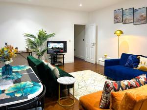 TV a/nebo společenská místnost v ubytování Vintage Royal Pavilion, 2Bed 2Bath, Beach, Sea View