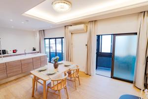 Una cocina y un comedor con mesa y sillas. en 花音Kanon, en Osaka