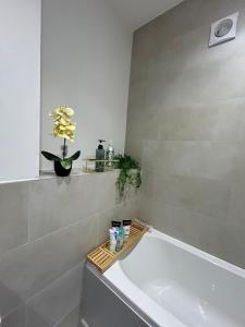 Koupelna v ubytování Vintage Royal Pavilion, 2Bed 2Bath, Beach, Sea View + 25 fotografií