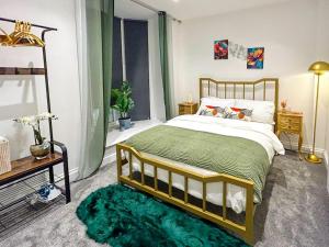 Postel nebo postele na pokoji v ubytování Vintage Royal Pavilion, 2Bed 2Bath, Beach, Sea View