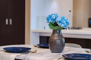 un jarrón lleno de flores azules sentado en una mesa en 花音Kanon, en Osaka 123 fotos más
