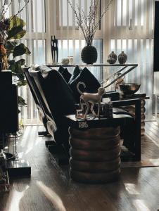 a room with a cat sitting on top of a stack of chairs at Luxury Nest in the City Glow in Woolwich