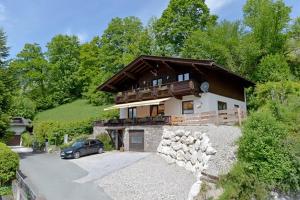 ein Haus mit einem davor geparkt in der Unterkunft Appartement Brixen im Thale in Brixen im Thale