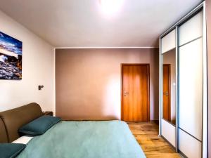 Posteľ alebo postele v izbe v ubytovaní Family-friendly apartments with swimming pools Bibinje, Zadar - 5778