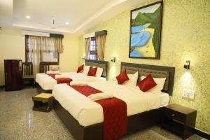 Hotel Ashlesh Manipal客房内的一张或多张床位