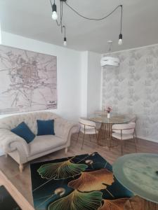 una sala de estar con un sofá y una mesa en Apartament GABI, en Świdnica