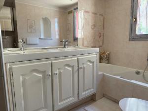 Ένα μπάνιο στο Bright house sea view, Mediterranean charm les issambres