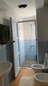 Ένα μπάνιο στο appartement dans un complexe résidentiel en face de la plage