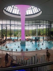 Bazén v ubytování Zentrales Apartment am Rosengarten in Bad Kissingen nebo v jeho okolí