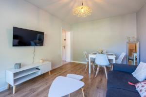 ein Wohnzimmer mit einem blauen Sofa und einem Tisch in der Unterkunft Proche centre Thônes, Apt Cosy entre Lac&Montagnes in Thônes