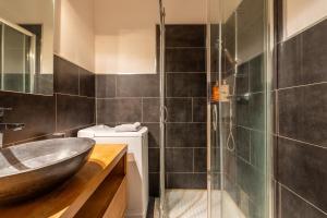 ein Badezimmer mit Waschbecken und Glasdusche in der Unterkunft Proche centre Thônes, Apt Cosy entre Lac&Montagnes in Thônes + 13 Fotos