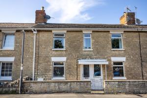an old brick house with white windows at Prospect Place Long Stay Free Parking and Wi-FI in Swindon