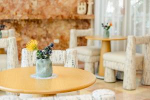 Posezení v ubytování The Shelborne by Proper, a Member of Design Hotels