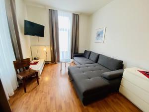 un salon avec un canapé et une table dans l'établissement Doppelzimmer Cocktail, direkt am Alten Strom, à Warnemünde