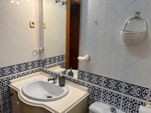 Et badeværelse på Beachside Two-Bedroom Apartment + 8 billeder