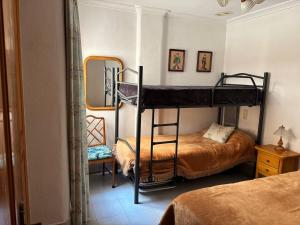 En eller flere senge i et værelse på Beachside Two-Bedroom Apartment