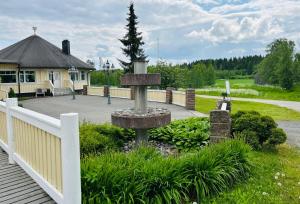 a fountain in a garden in front of a building at Mansikkaniemen Lomakeskus in Rantasalmi