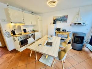 Η κουζίνα ή μικρή κουζίνα στο Ferienhaus Lotse