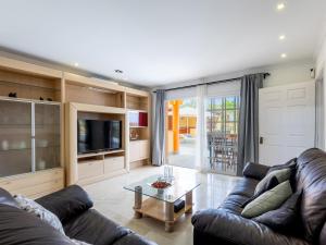 Μια τηλεόραση ή/και κέντρο ψυχαγωγίας στο Luxury Villa LUNA with Private Pool