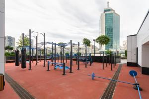 基辅Petrovdom Apartments 26-305А in RC Manhattan, 11 Beresteiskyi的一座城市里有蓝色长椅的游乐场