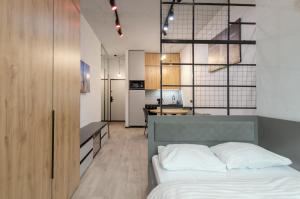 基辅Petrovdom Apartments 26-305А in RC Manhattan, 11 Beresteiskyi的一间带床的卧室和一间厨房