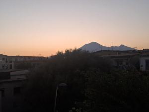una vista di una montagna al tramonto da una città di Machi House a Scafati